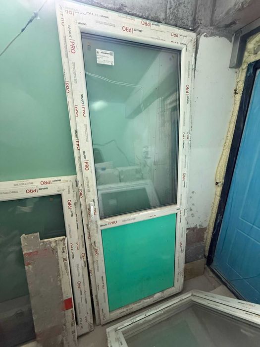 Пластиковая дверь и окно