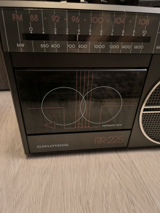 Vând radio casetofon Grundig model vechi in stare impecabila