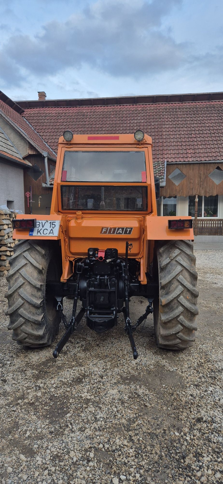 Tractor cu cabina Fiat, tracțiune integrală