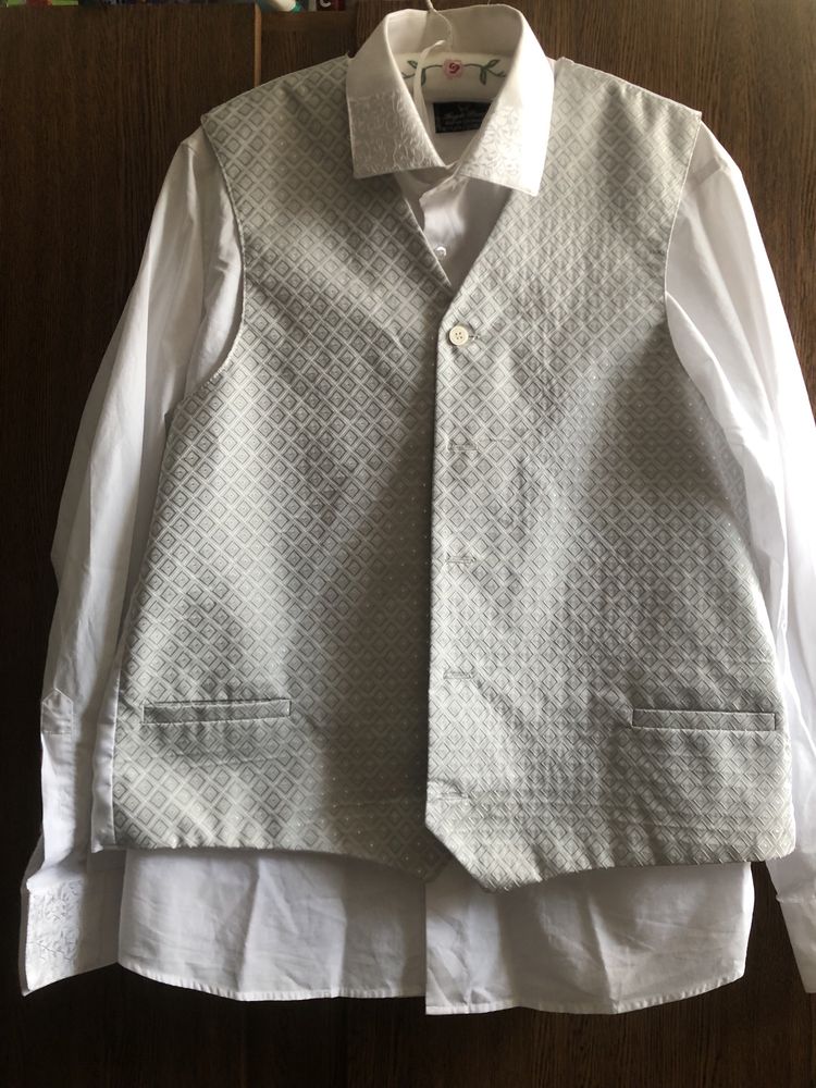Costum  completde culosre gri formst din sacou vesta camasa si pantalo