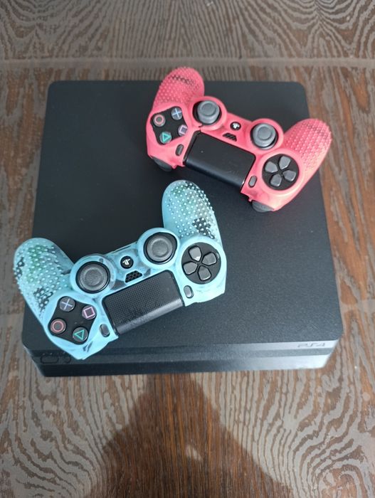 Play Station 4 Slim 1TB  и 2 контролера