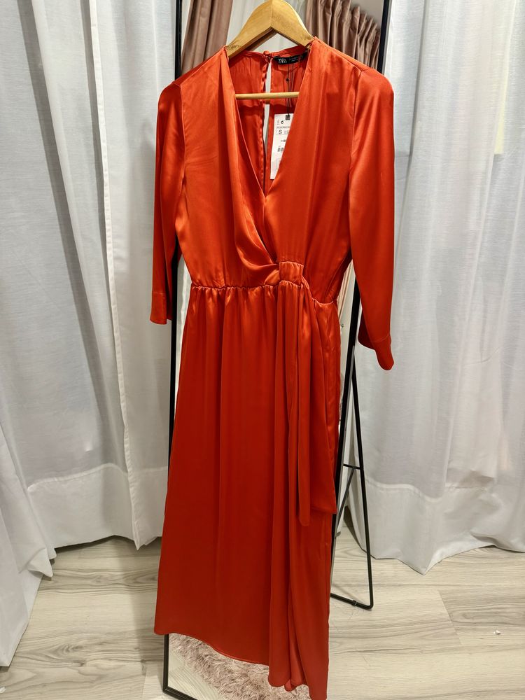Rochie roșie midi / lungă satinată elegantă de ocazie Zara mărimea S