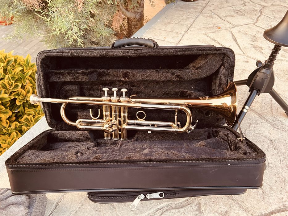 Trompetă Thomann – stare impecabilă + cutie premium + stativ inclus