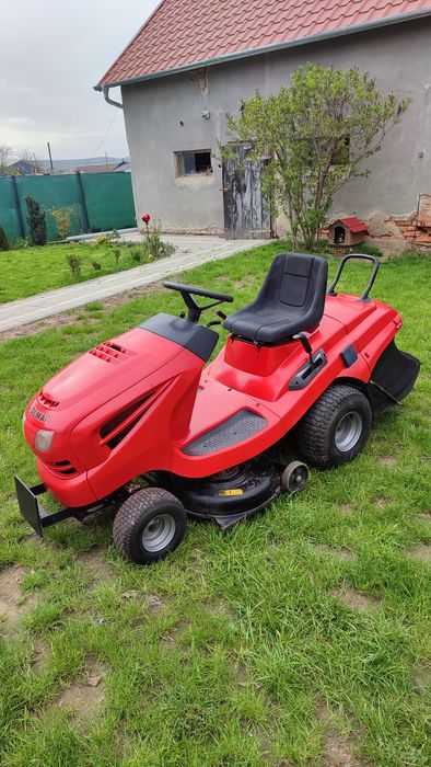 Tractoras tuns iarba gazon