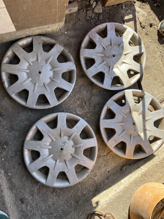 Vand 4 capace ORIGINALE Dacia R15