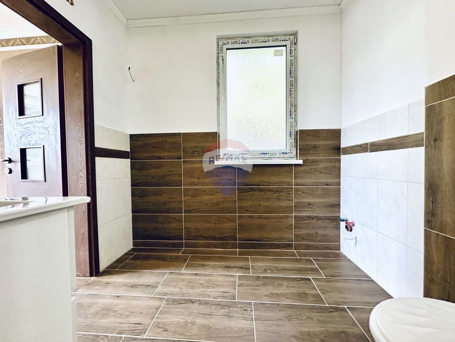 Тристаен апартамент до морето и крайбрежната ивица за продажба, гр. Б