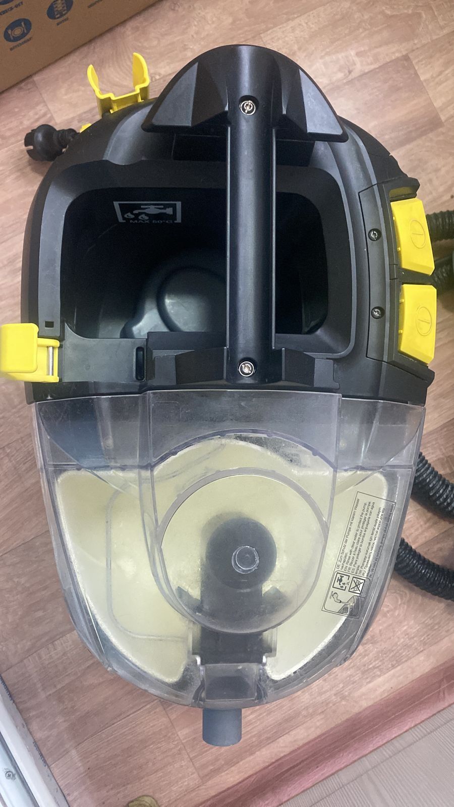 Продам профессиональное моющий пылесос KARCHER PUZZI  8/1