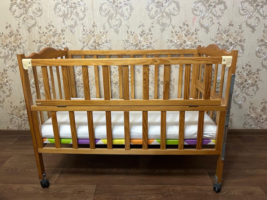 Продам кроватку с матрасем