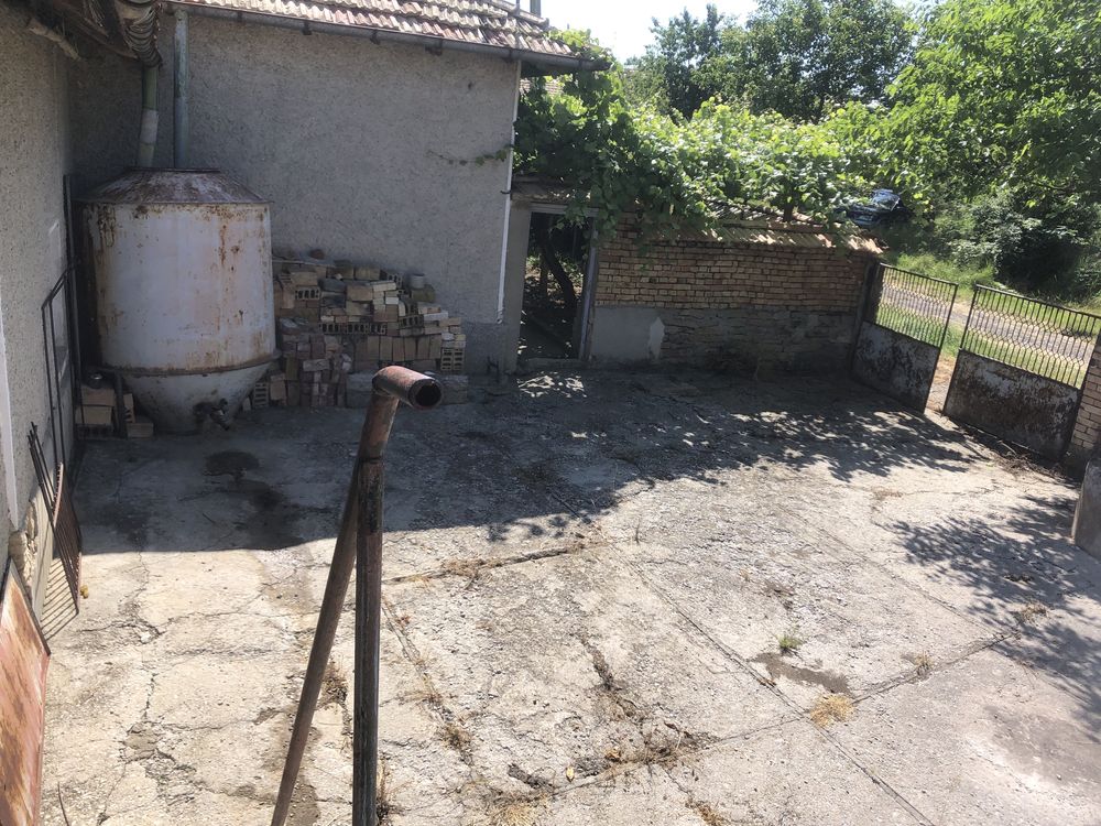 Къща с двор и градина