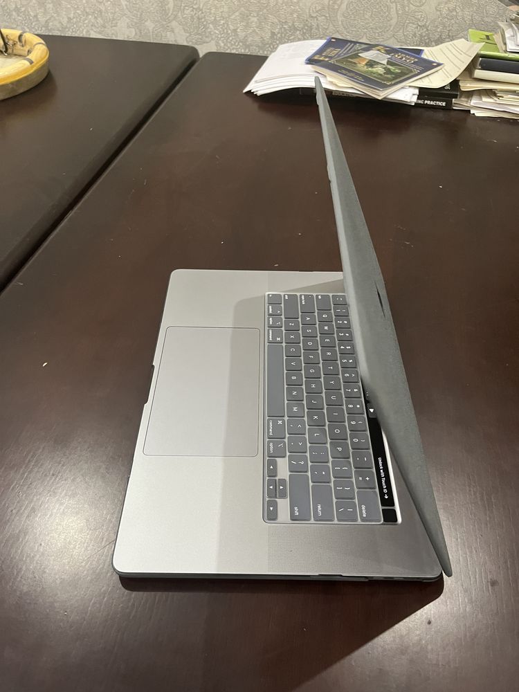 MacBook Pro 2019 16-inch Core i7 2.6GHz, 16 RAM/512 SSD