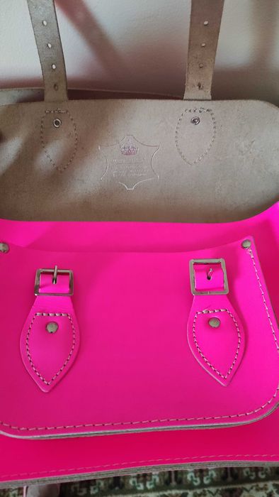 Маркова английска чанта от естествена кожа в неоново розово нова