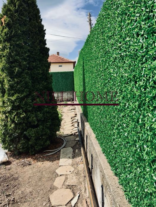 Поцинкована мрежа с декорация (изкуствена трева) 4 мм. Тел/40 мм. Око