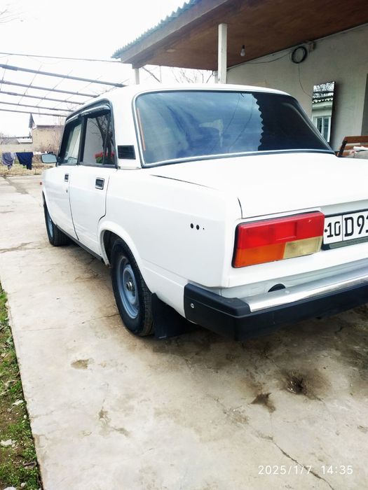 Lada 2107 sotiladi