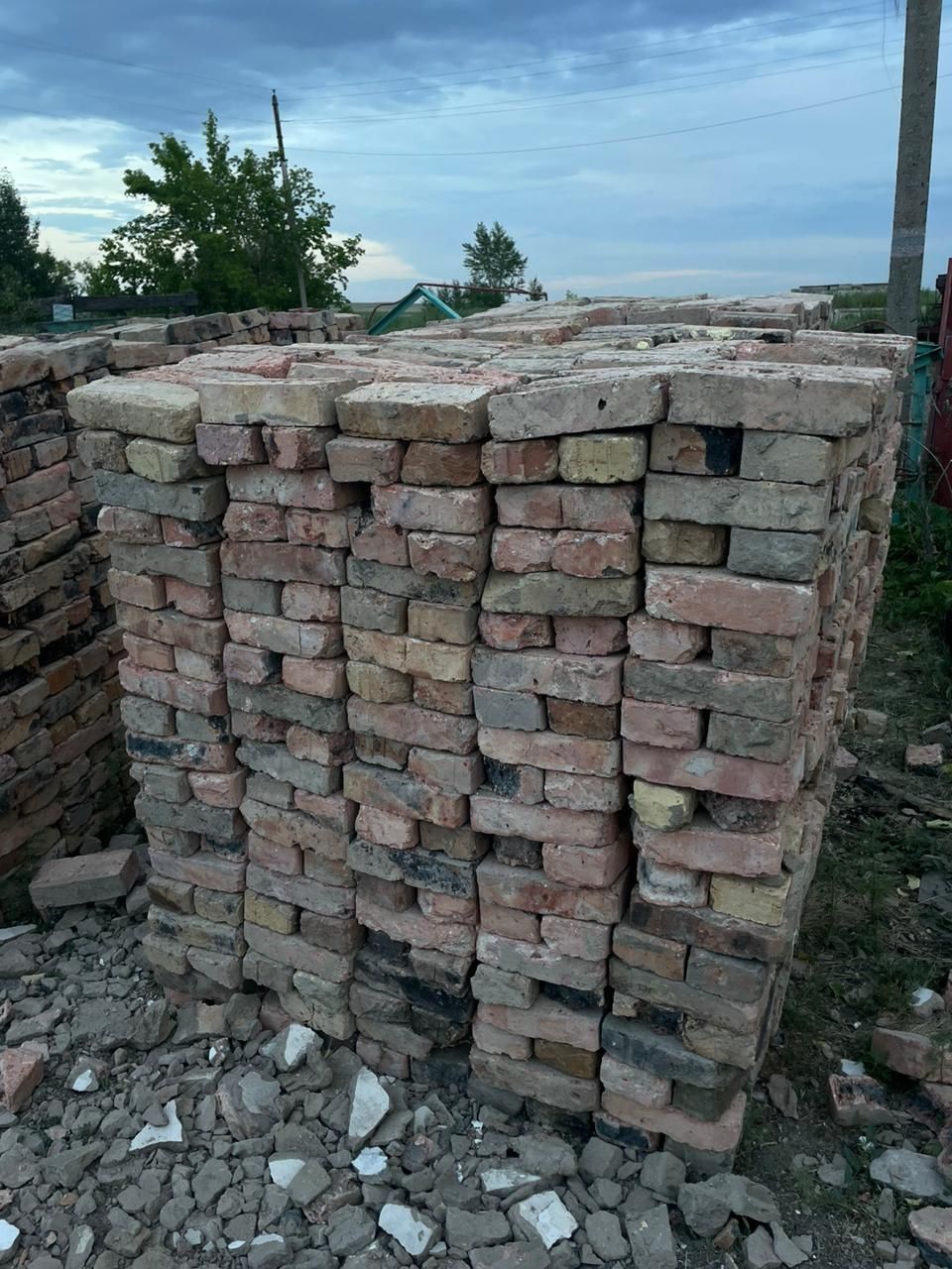 Продаю красные (б/у) кирпичи