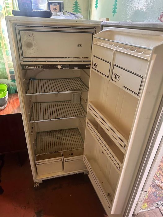 Срочно продам холодильник Брюса 6 работает отличный