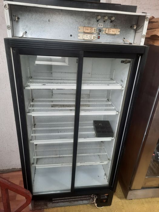 Продам витриный холодильник