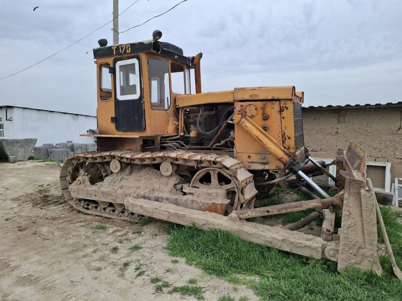 В продаже Будьдозера Т-130 , Т- 170