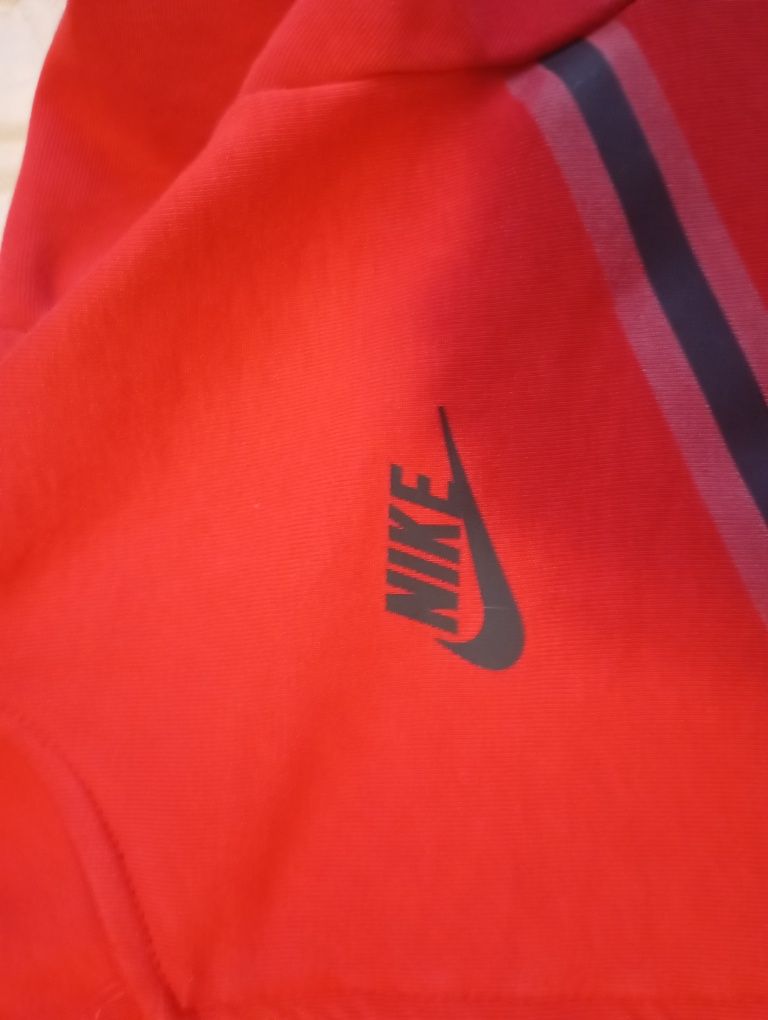 Здравейте продавам nike tech fleece  червен.