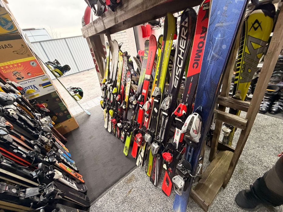 Vand skiuri/ snowboard si clapari inre 80 si 180 cm