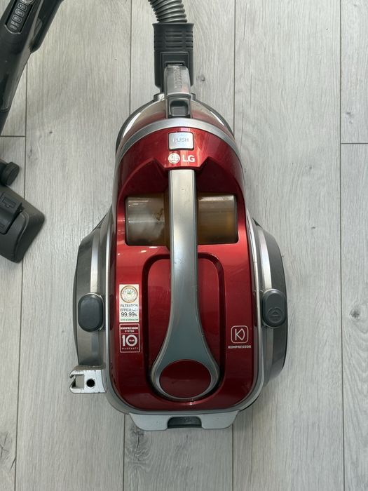 Продаётся Пылесос LG . Отлично тянит мусоры.