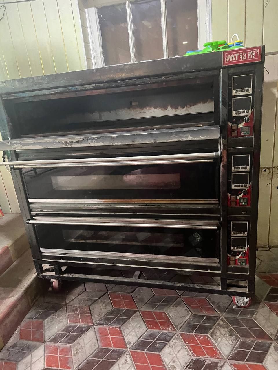 3 fazada  ishlaydigan elektr pech kanditer mahsutlarini pishishga mosi