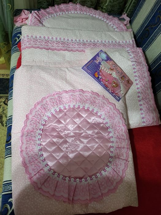 Комплект постельный принадлежностей  в детскую кроватку для девочки.
