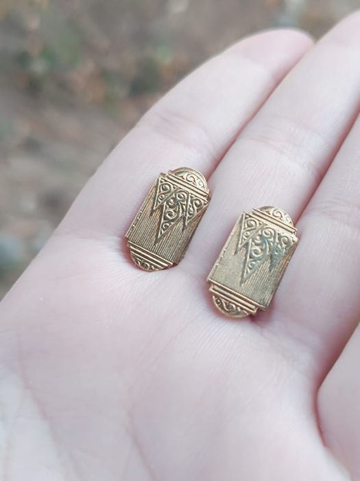 Butoni placati cu aur