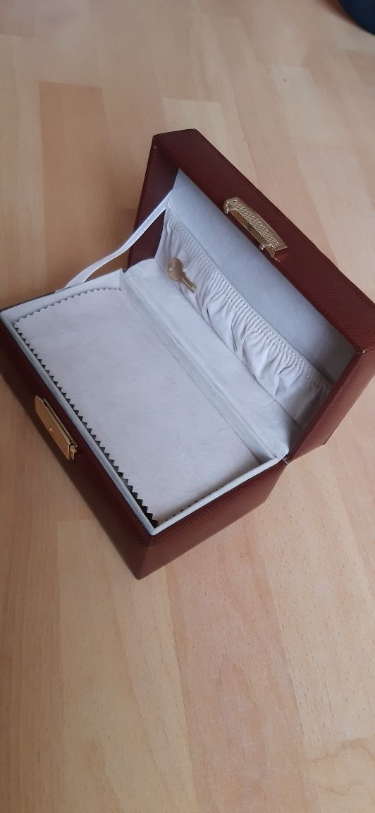 Caseta din piele ptr Bijuterii si Ceasuri, cu cheie, model deosebit
