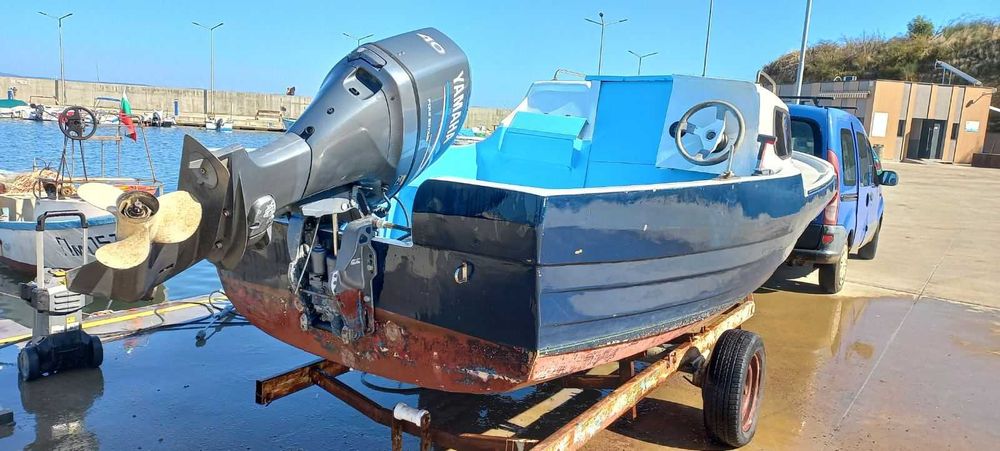 Лодка Кормуран с двигател