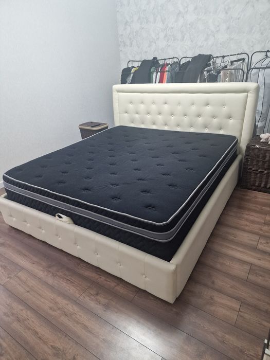 Кровать с подъёмным механизмом , с матрасом