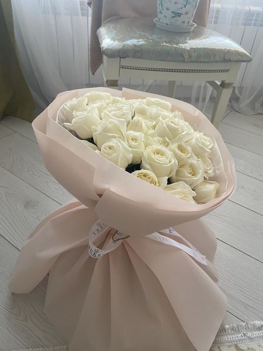 Белые и красные розы