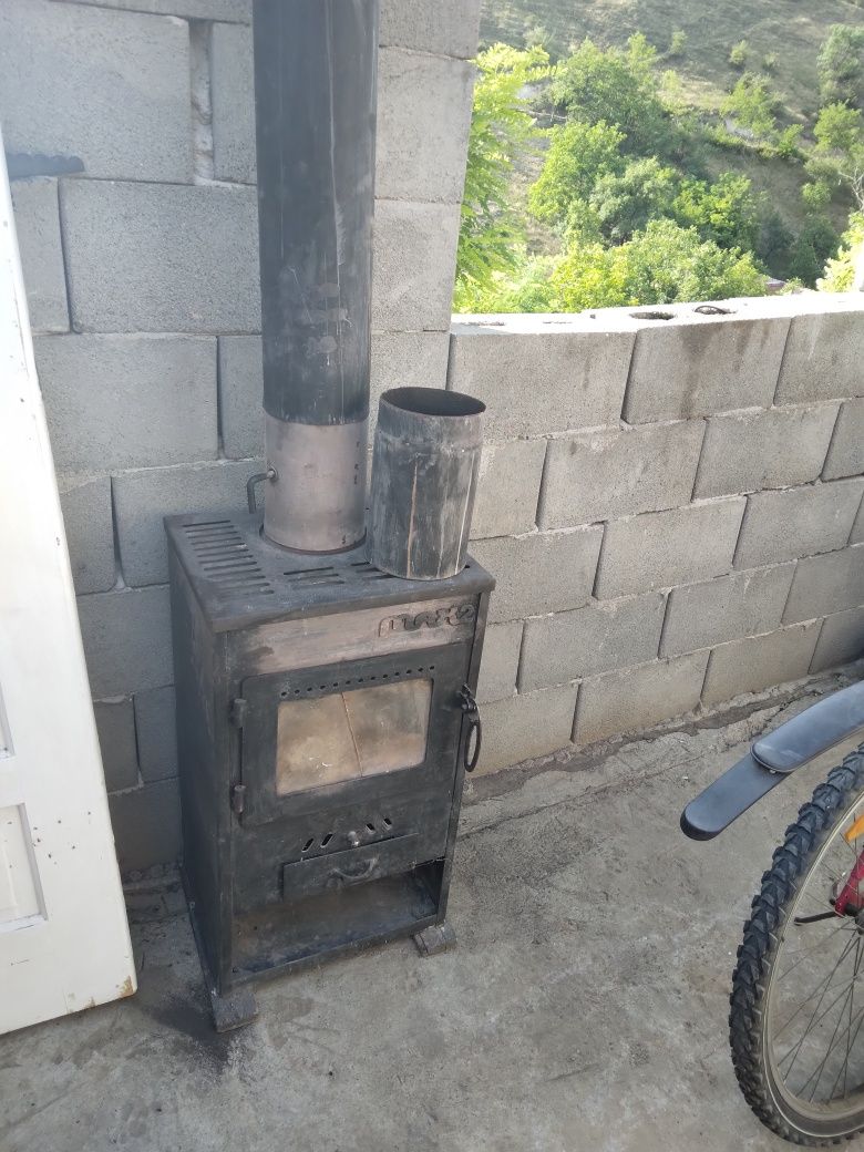 Vând 2 sobe un șemineu și o soba cizmă preț amândouă 650lei