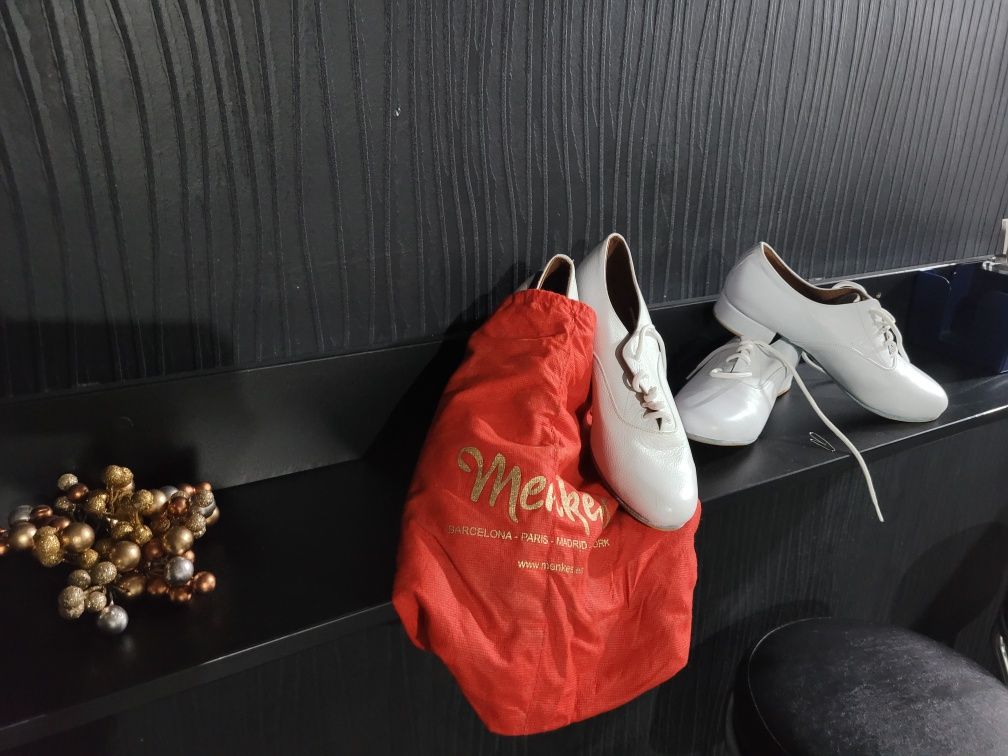 Pantofi dans din piele