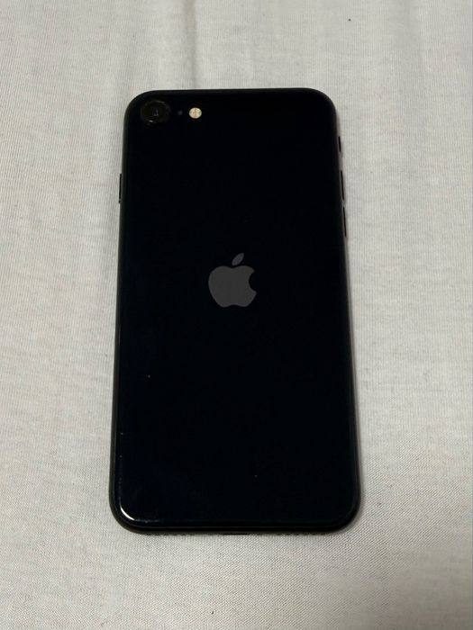 Iphone SE 3 (2022) 128 GB Запазен (84% Battery health)