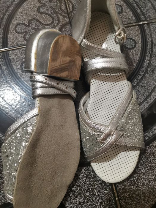 Vand pantofi de dansuri noi