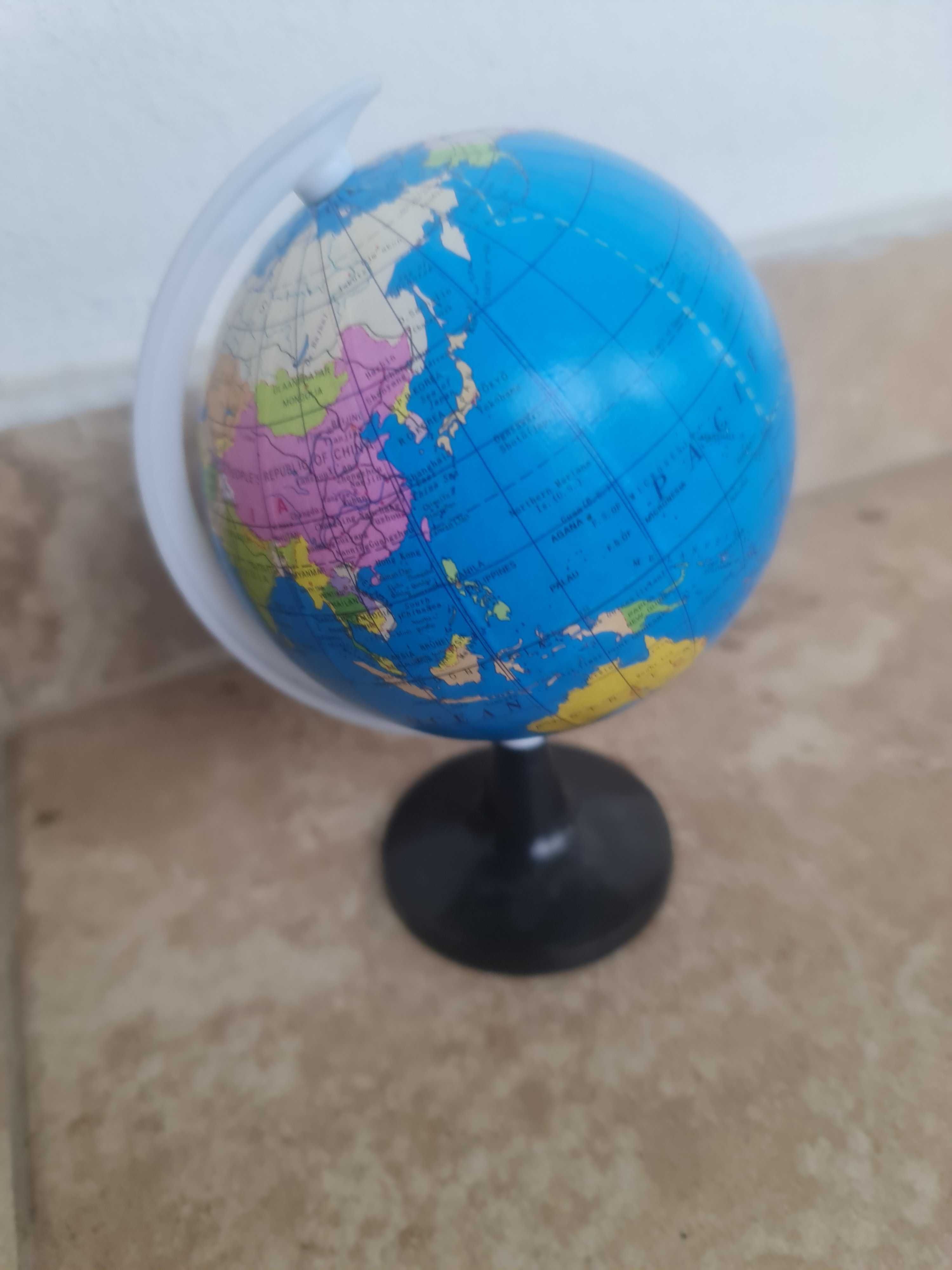 glob geografic din plastic