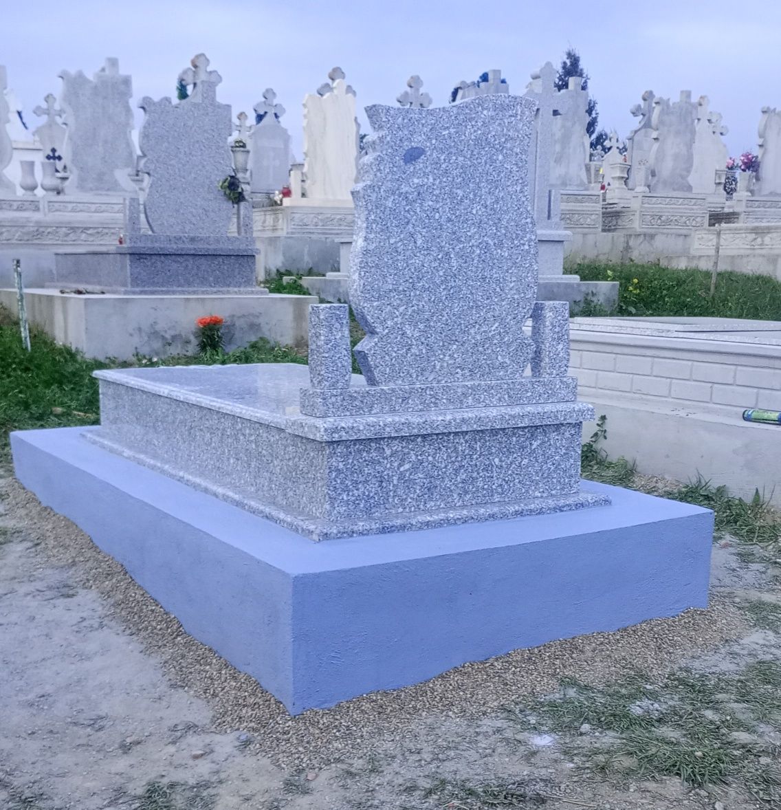 Morminte granit sau prefabricat
