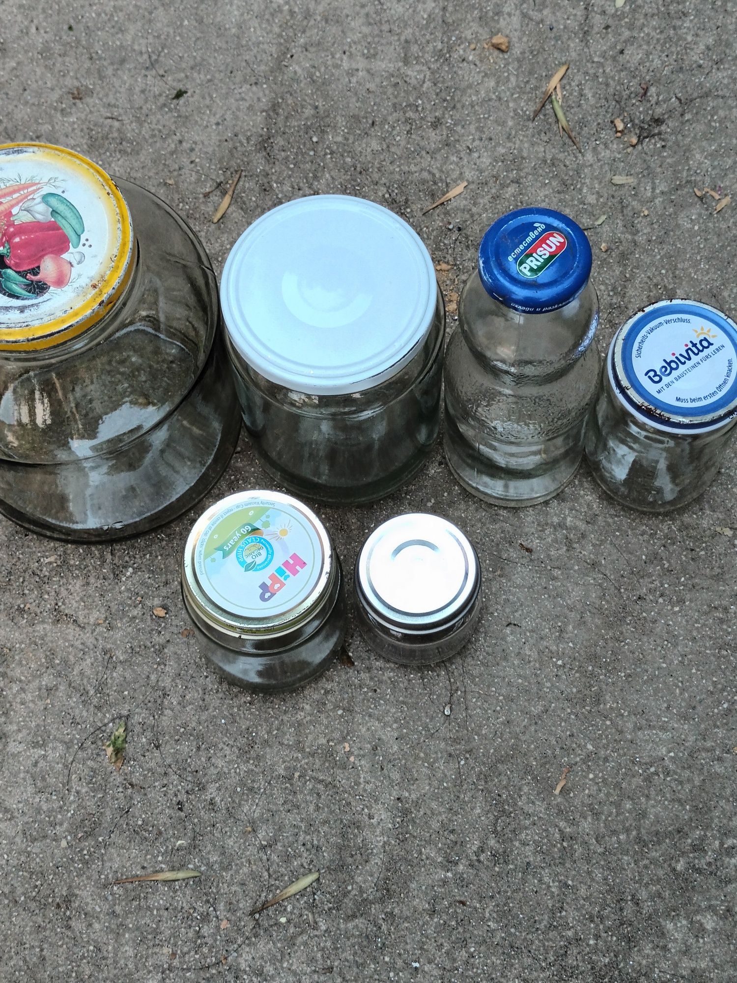 Продавам шишета и буркани.