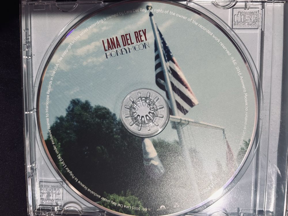 Дискове: Lana Del Rey, Taylor Swift, The Weekend
