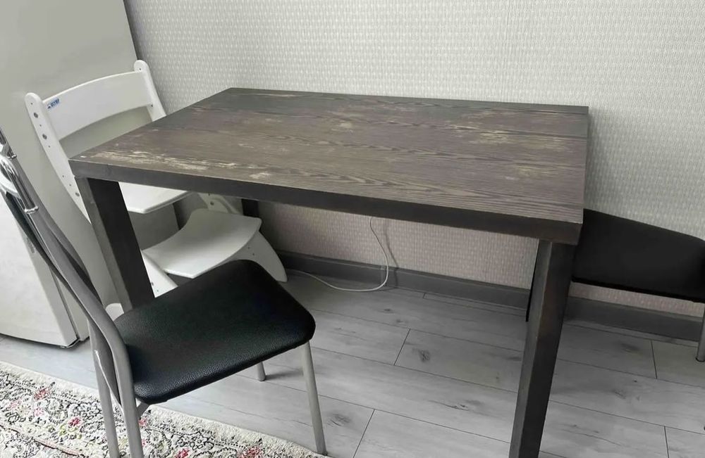 Продам кухонный стол со стульями