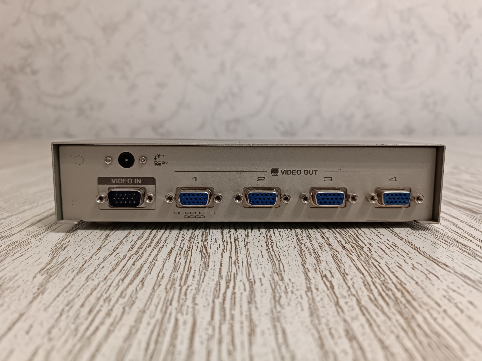 VGA splitter box. VGA разделительная коробка