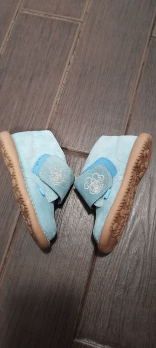 Vând papuci mărimea 22