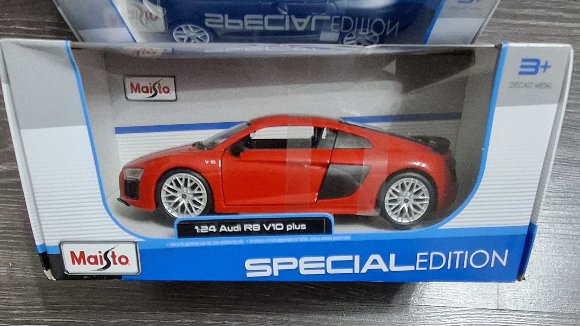 VÎND MACHETE din metal de colecție diferite modele scara 1 / 24