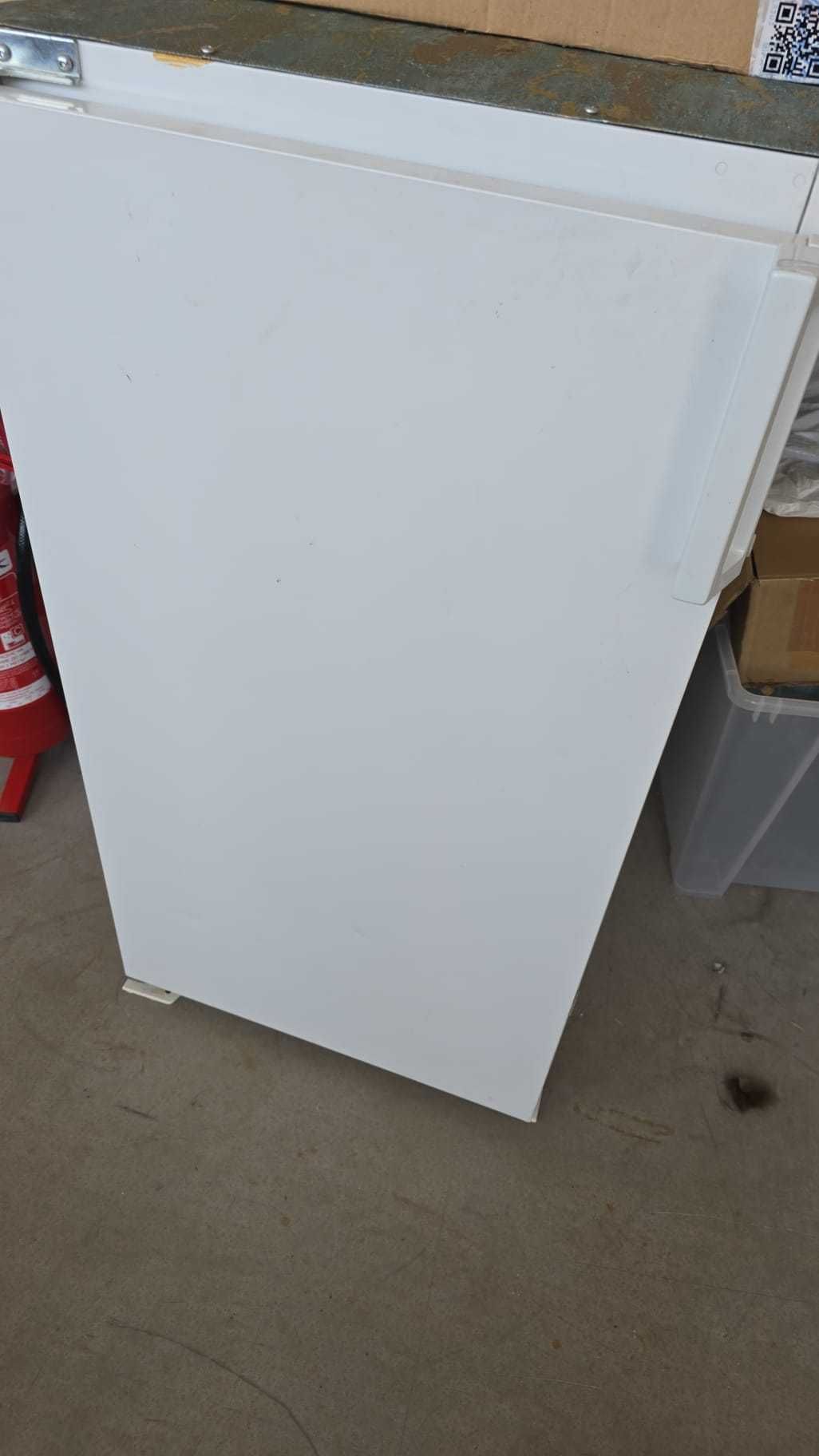 Компактен хладилник Whirlpool – 100 x 54 x 54 см