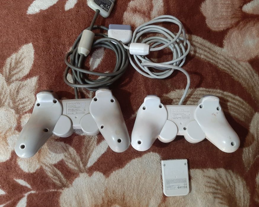Vând 2 manetă originală PlayStation 1 și card de memorie de ps1