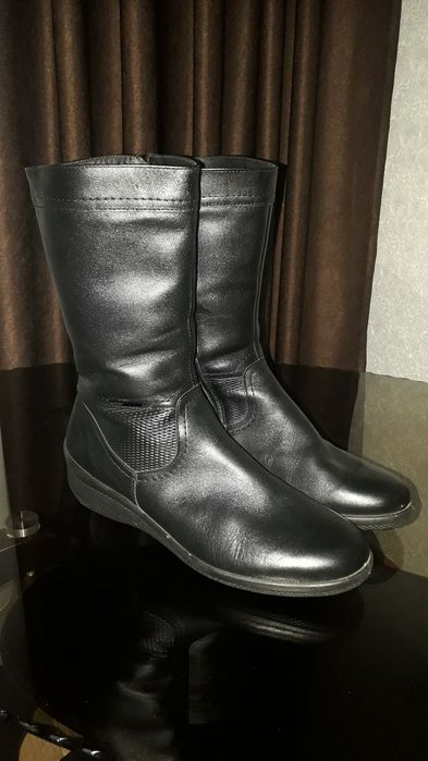 Продам новые женские ботинки