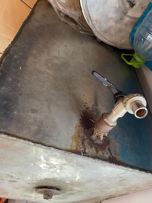 Продам бак из нержавейки для горячей воды в баню.