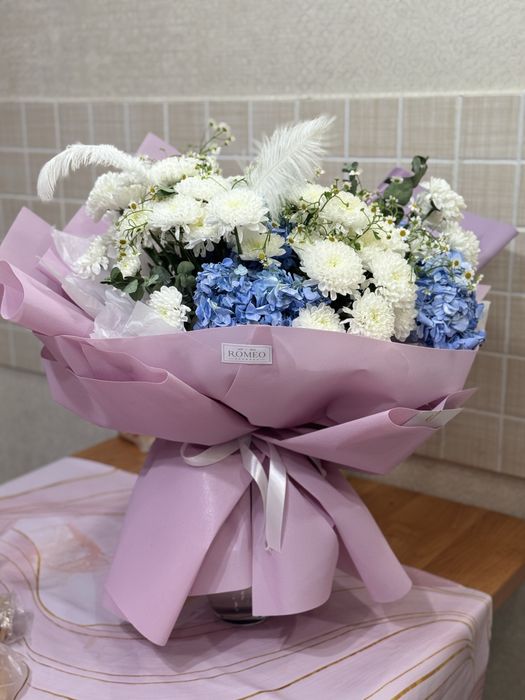 Продается красивый объемный цветы