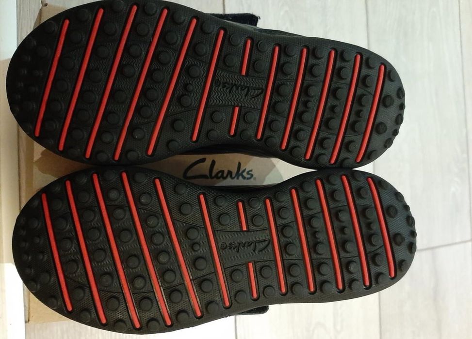 БЛАГОТВОРИТВЛНО!!! Детски черни обувки с велко Clarks