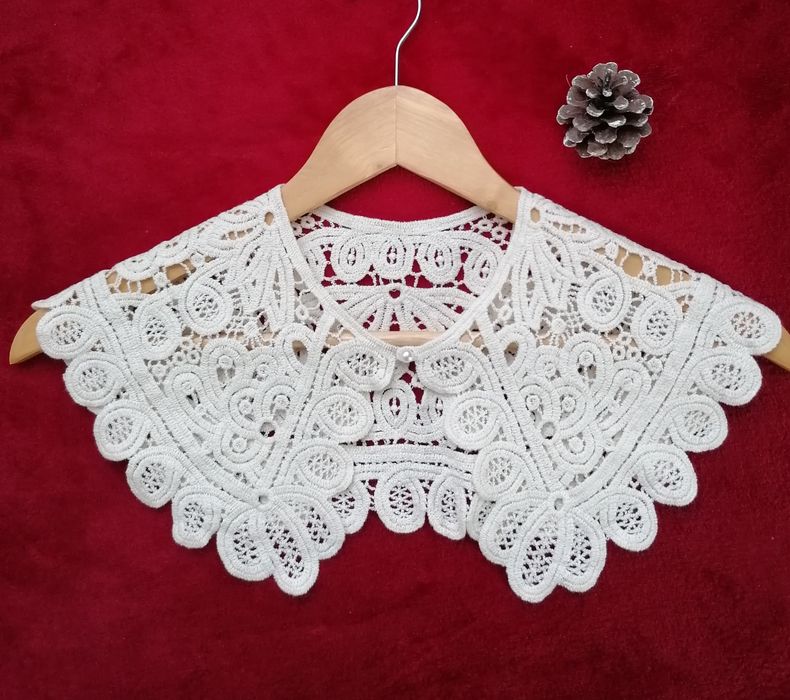 Gulere feminine, accesoriu, eleganță